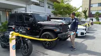 Deretan kendaraan mewah milik pria diduga afiliator judi online di Pekanbaru yang ditangkap oleh Polda Riau. (Liputan6.com/M Syukur)