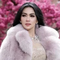 Syahrini liburan di Hyde Park, London. (Instagram/princessyahrini)