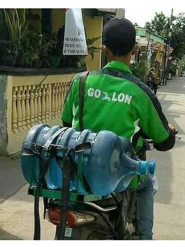 Atribut Driver Ojek Online Ini Bikin Ketawa Geli