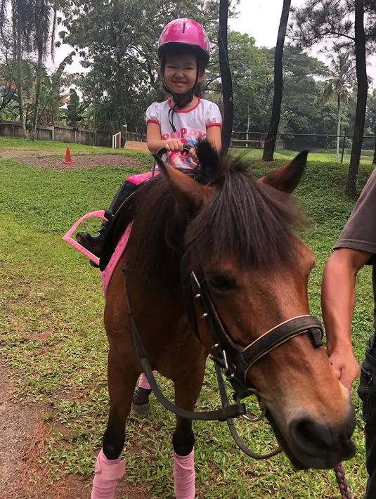 Tak banyak yang tahu, ternyata Thalia Putri Onsu ini sudah belajar berkuda sejak usia 3 tahun. Sehingga sang ayah, Ruben Onsu sengaja membelikan kuda poni khusus untuk Thalia. (Liputan6.com/IG/@thaliaputrionsu)