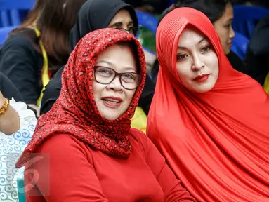 Politisi yang terjerat kasus korupsi, Angelina Sondakh dan Dewi Yasin Limpo saat acara sosialisasi Empat Pilar di Rutan Pondok Bambu, Jakarta, (27/5). Mengenakan pakaian serba merah, keduanya mendengarkan pemaparan Ketua MPR RI (Liputan6.com/Yoppy Renato)