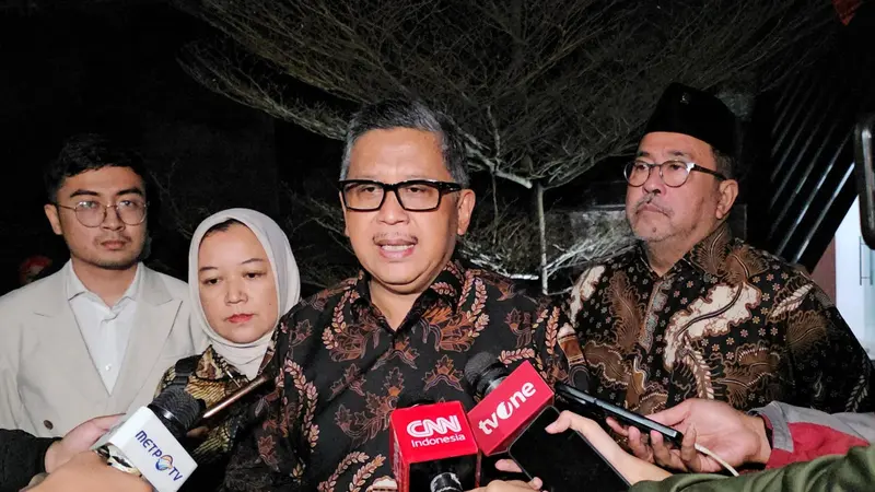 Sekretaris Jenderal DPP PDI Perjuangan (PDIP) Hasto Kristiyanto di Halaman Masjid At Taufiq, depan Sekolah Partai DPP PDIP, Lenteng Agung, Jakarta, Sabtu (3/8) malam (Merdeka.com)