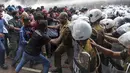 <p>Ratusan mahasiswa berbaris di Kolombo untuk menuntut pembebasan aktivis yang ditangkap selama protes antipemerintah tahun lalu. (AFP)</p>