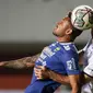 Pertengahan babak kedua, Persib terus mengurung Arema. Namun sejumlah serangan yang dibangun tak ada yang mengarah tajam ke gawang Singo Edan. Wander Luiz yang jadi striker utama seperti mati kutu. (Bola.com/Bagaskara Lazuardi)