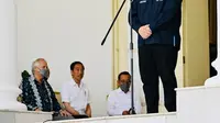 Menteri Badan Usaha Milik Negara (BUMN) Erick Thohir mendampingi Presiden Joko Widodo (Jokowi) yang menerima suntikan dosis kedua booster IndoVac di teras Istana Kepresidenan Bogor, Jawa Barat (Jabar), pada Kamis (24/11/2022) pagi.