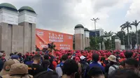Massa buruh menggeruduk Gedung DPR-MPR RI, Jakarta, dalam rangka unjuk rasa menolak kebijakan kenaikan harga BBM. (Dok. Liputan6.com/Nanda Perdana Putra)