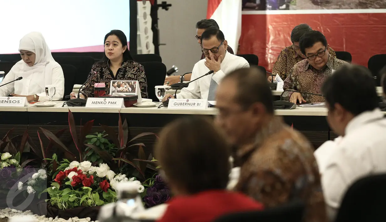  Menko PMK, Puan Maharani (kedua kiri) saat memimpin rapat koordinasi di Kementerian PMK, Jakarta, Senin (6/2). Rapat membahas mengenai program bantuan pangan non tunai. (Liputan6.com/Faizal Fanani)