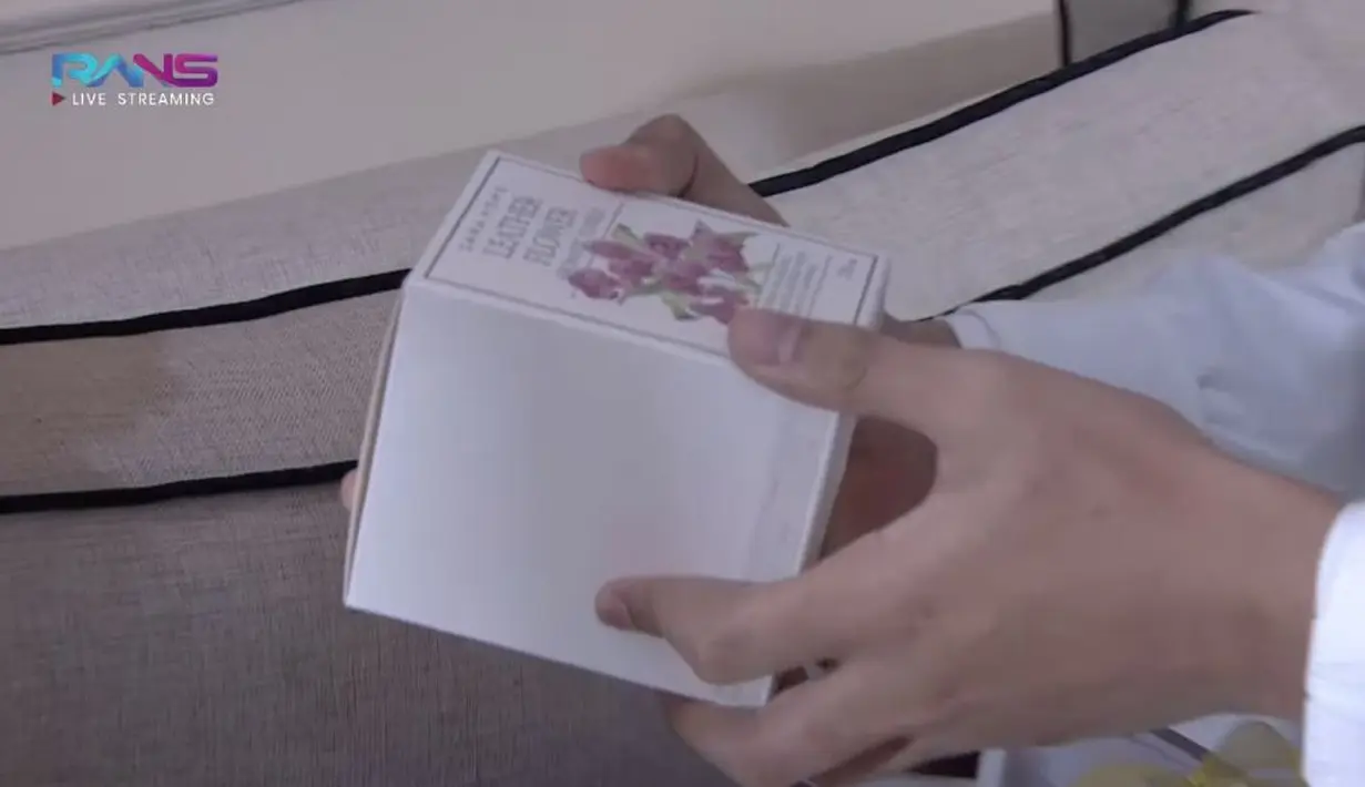 Di kotak pertama berukuran agak kecil. Bergambar bunga, Jirayut ikut penasaran dengan isinya. (Sumber: YouTube/ Rans Entertainment)