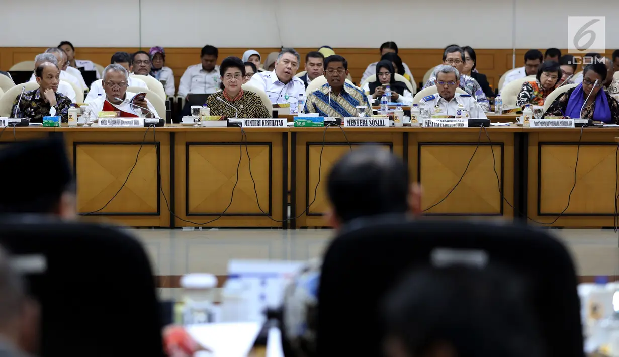 Suasana saat rapat konsultasi dengan pimpinan DPR yang dihadiri oleh Mensos Idrus Marham, Menkes Nila F Moeloek dan Menteri PUPR Basuki Hadimuljono di Kompleks Parlemen, Jakarta, Kamis (1/2). (Liputan6.com/JohanTallo)