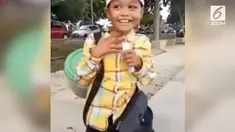 Seorang bocah mendadak viral karena menjajakan kuaci dengan suara mirip 'Upin Ipin'.