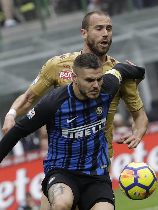 Striker Inter Milan, Mauro Icardi, berusaha melewati bek Torino, Lorenzo De Silvestri, pada laga Serie A Italia di Stadion San Siro, Milan, Minggu (5/11/2017). Kedua klub bermain imbang 1-1. (AP/Luca Bruno)