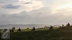 Pemudik motor ketika menerobos jalan perkampungan melewati bukit untuk mengindari macet di kawasan Ketanggungan, Kabupaten Brebes, Jateng, Senin (4/6). Mereka melintas di jalan yang berkelok dan terjal agar bisa sampai tujuan. (Liputan6.com/Fery Pradolo)