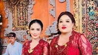 Potret Krisdayanti Pakai Kebaya Bali Warna Merah (@krisdayantilemos)