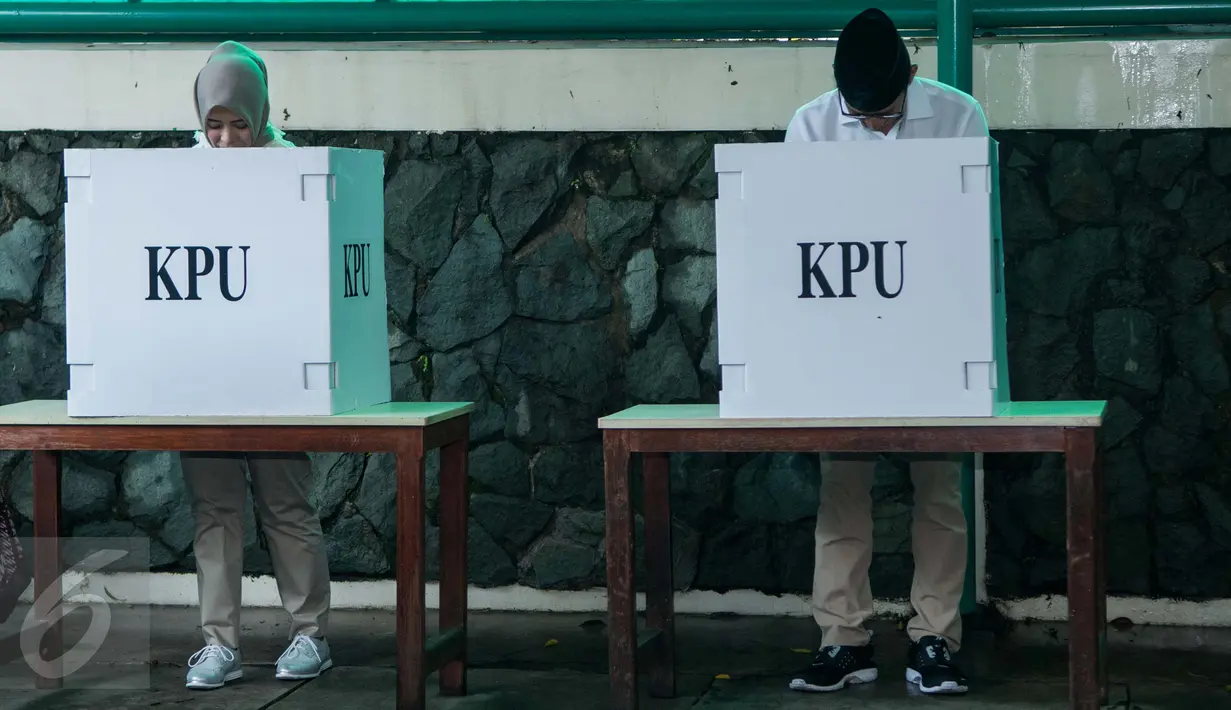 Calon Wakil Gubernur DKI Sandiaga Uno bersama istrinya,  Nur Asia, saat mencoblos di bilik suara pada Pilkada DKI 2017 di TPS 01 Kelurahan Selong, Jalan Daha 4, Kebayoran Baru, Jakarta Selatan, Rabu (15/2). (Liputan6.com/Gempur M Surya)