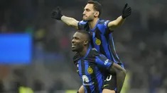 Gelandang Inter Milan Hakan Calhanoglu (atas) berselebrasi bersama Marcus Thuram setelah mencetak gol kedua timnya ke gawang Frosinone dalam duel pekan ke-12 Serie A 2023/2024 di Giuseppe Meazza, Senin (13/11/2023) dini hari WIB. (AP Photo/Luca Bruno)