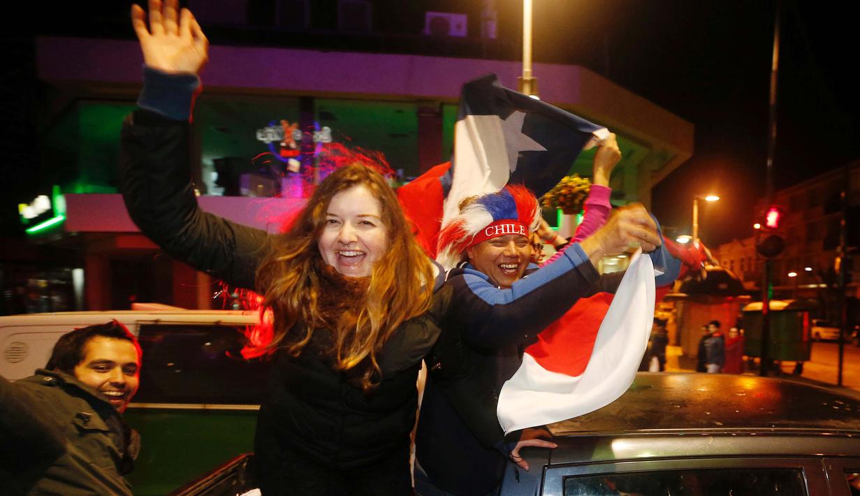 Parade Fans Cile saat merayakan kemenangan timnya atas Argentina  pada laga Final Copa America Centenario 2016 di Vina del Mar, Cile (27/6/2016). (REUTERS/Rodrigo Garrido)