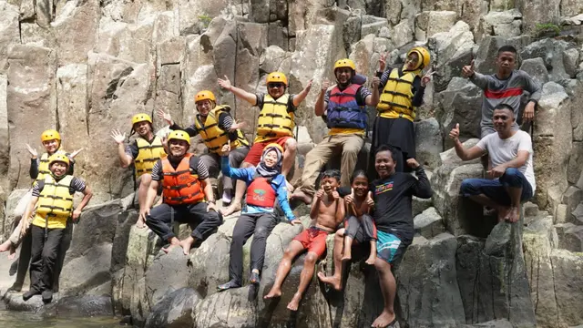 Bupati Rudy Gunawan dan Kepala Dinas Pariwisata dan Kebudayaan Garut Budi Gangan, bersama rombongan berfoto bersama di patahan baru alam kawasan wisata Leuwi Kanjeng Dalam, Kacamatan Cibalong, Garut, Jawa Barat.
