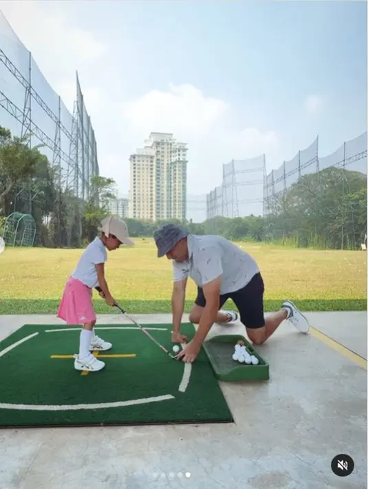 Tak hanya pandai membuat kalung, Claire juga menunjukkan aksinya saat belajar mengayunkan stick golf. Tak tanggung-tanggung, bocah 4 tahun itu diajari oleh seorang profesional. Terlihat antusias, Claire sangat fokus dalam belajar teknik yang diintruksikan pelatih. (Liputan6.com/IG/@shandyaulia)