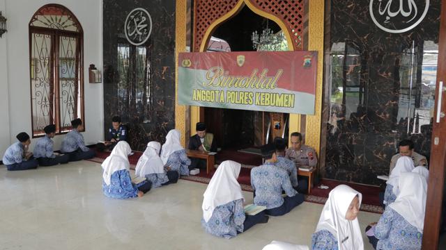 Personel Polres Kebumen menguji setoran hafalan Al-Qur'an atay tahfiz Qur'an dari siswa SMP Muhammadiyah 9 Kebumen. (Foto: Liputan6.com/Polres Kebumen)