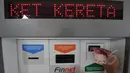 Layanan terbaru kereta api berupa pembelian tiket berupa vending machine pembelian tiket kereta api, atau kios elektronik (electronic kiosk/E-Kiosk), di stasiun Senen, Jakarta, Jumat (13/3/2015). (Liputan6.com/Johan Tallo)