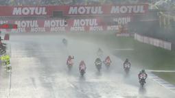 Balapan MotoGP Assen terpaksa dihentikan sementara pada lap ke-15 karena hujan deras yang mengguyur Sirkuit Assen, Belanda. (Bola.com/Twitter/Crash)