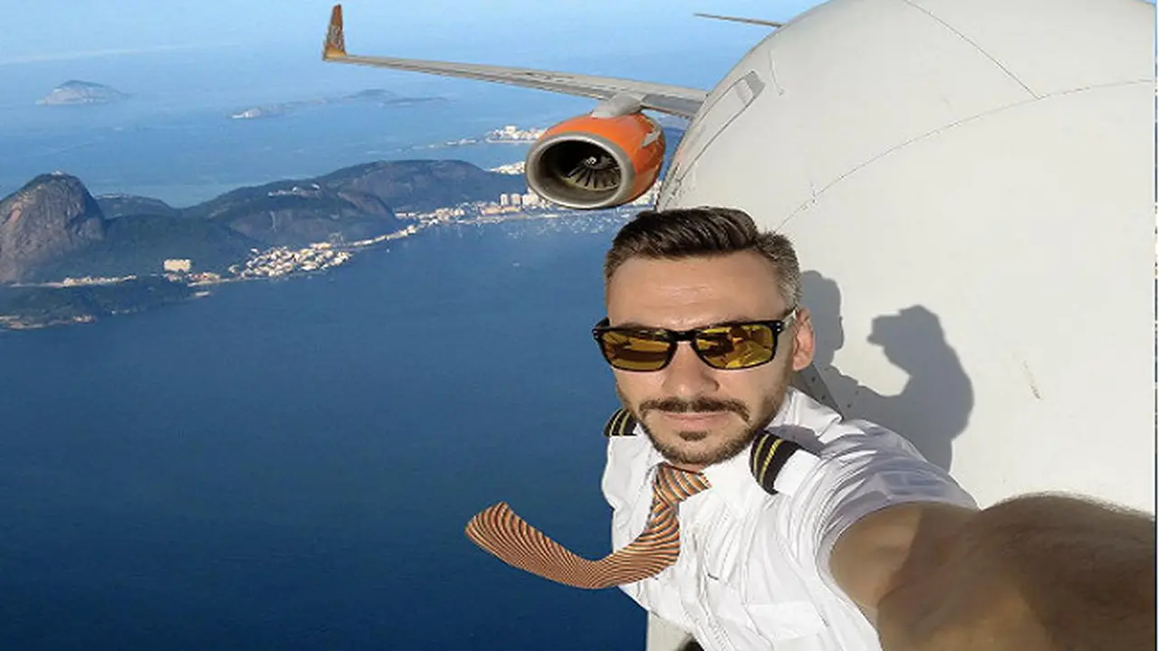 Unggah Swafoto di Ketinggian, Pilot Ganteng Gemparkan Medsos