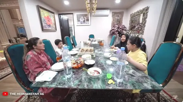 8 Potret Ashanty Ajak Anak Angkat Buka Bersama, Akrab dengan Keluarga
