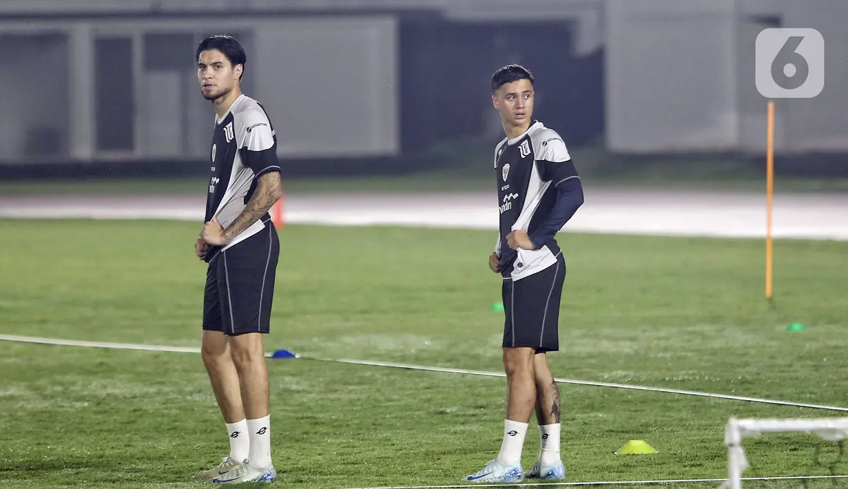 Meski baru tiba di Jakarta, pemain yang baru saja dinaturalisasi, Kevin Diks (kiri), terlihat ikut menjalani latihan bersama timnas Indonesia. (Liputan6.com/Angga Yuniar)