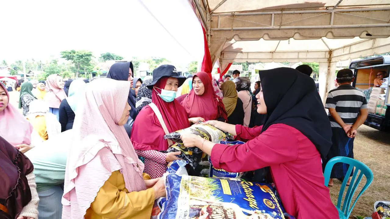 Ratusan Warga Banyuwangi Antusias Belanja di Pasar Murah