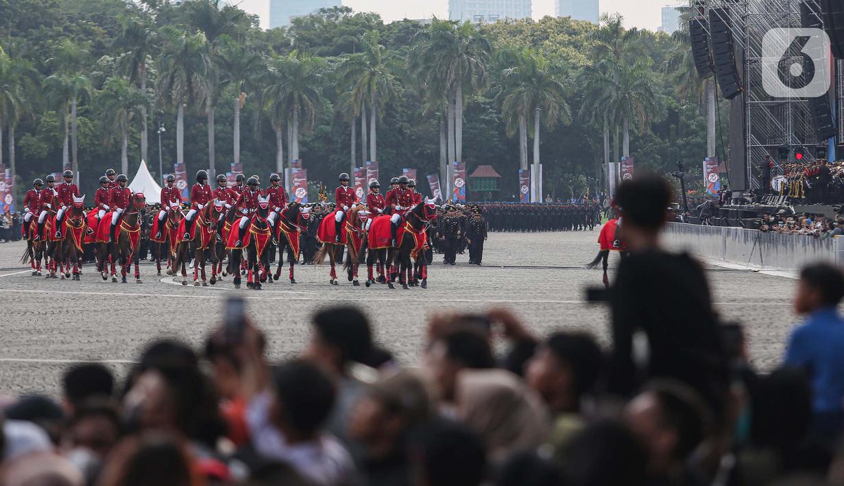 Personel Kepolisian melakukan parade saat peringatan HUT ke-78 Bhayangkara di Kawasan Monumen Nasional (Monas), Jakarta, Senin (1/7/2024). (Liputan6.com/Angga Yuniar)