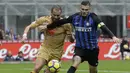 Striker Inter Milan, Mauro Icardi, berusaha melewati bek Torino, Lorenzo De Silvestri, pada laga Serie A Italia di Stadion San Siro, Milan, Minggu (5/11/2017). Kedua klub bermain imbang 1-1. (AP/Luca Bruno)