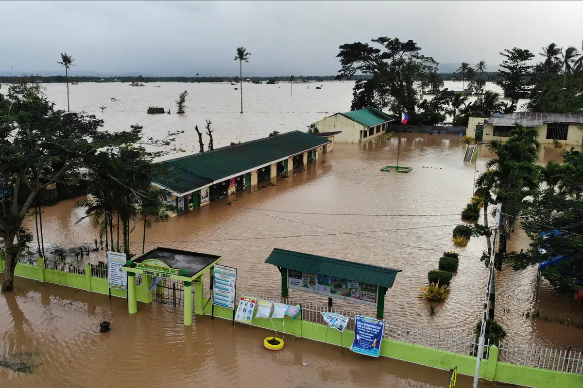 FOTO: Badai Tropis Agaton Sebabkan Banjir dan Tanah Longsor di Filipina