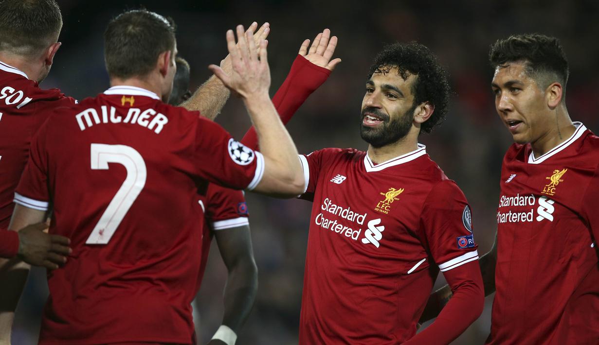 Para pemain Liverpool merayakan gol yang dicetak oleh Mohamed Salah ke gawang AS Roma pada leg pertama semifinal Liga Champions di Stadion Anfield, Selasa (24/4/2018). Liverpool menang 5-2 atas AS Roma. (AP/Dave Thompson)