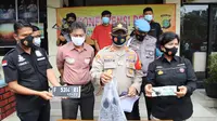 Polisi tunjukkan barang bukti yang diamankan dari kasus pencurian sepeda motor di Duren Jaya, Bekasi Timur, Kota Bekasi. (Liputan6.com/Bam Sinulingga)