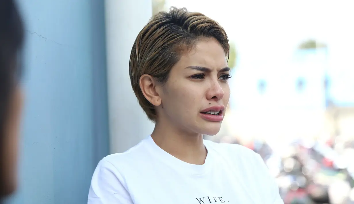 "Ya itu sih sebetulnya tanda, namanya juga pasangan kan ya pasti harus kasih kejutan dong untuk pasangannya," tambah ibu dua anak ini. (Nurwahyunan/Bintang.com)