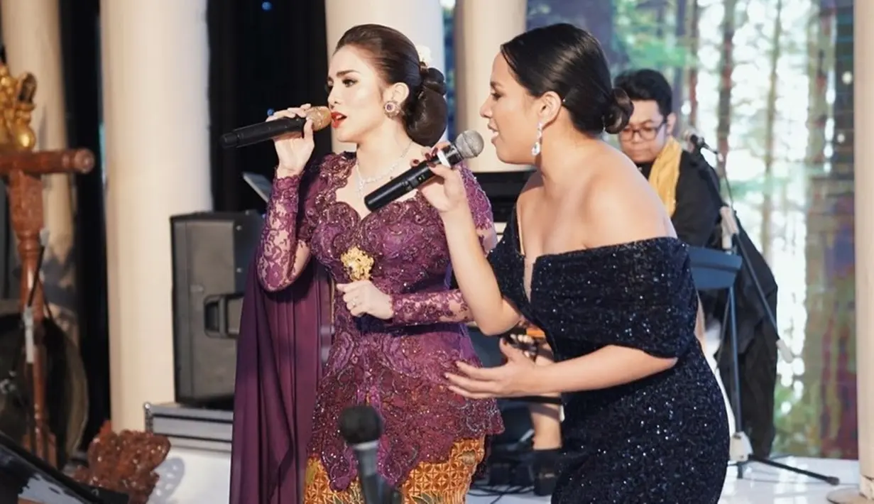 Meski memilih fokus menjadi istri dan ibu rumah tangga, Momo Geisha masih bernyanyi di beberapa acara off air. Saat tampil di atas panggung, ia memilih mengenakan kebaya. Pesona ibu satu anak ini pun tampak makin memukau. (Liputan6.com/IG/@therealmomogeisha)