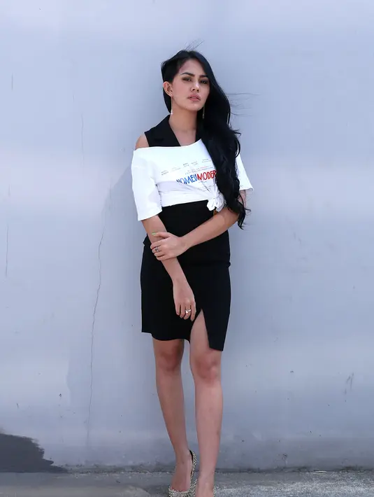 Kartika Putri bahagia mengurus anak yang diadopsinya setahun silam. Ia sudah menganggap baby Juna seperti darah dagingnya sendiri. (Galih W. Satria/Bintang.com)