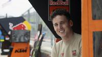 Pol Espargaro dari Spanyol dan Red Bull KTM Factory Racing serta pembicara TV tersenyum di dinding pit selama sesi latihan kualifikasi MotoGP AS - Kualifikasi pada 29 Maret 2025 di Austin, Texas. (Mirco Lazzari gp/Getty Images via AFP)