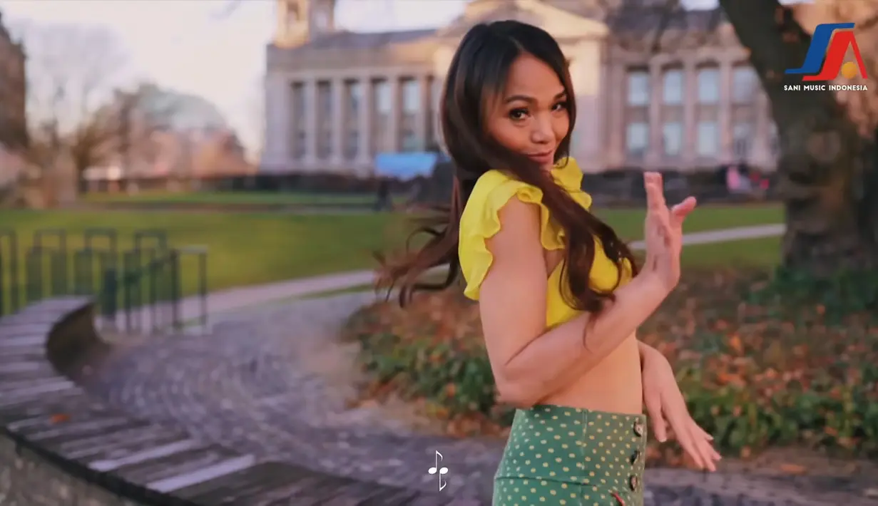 Wanita yang dikenal dengan gaya ceplas-ceplosnya ini baru saja merilis single berjudul No Comment. Bunda Corla bekerja sama dengan label Sani Music Indonesia. [YouTube Sani Music Indonesia]