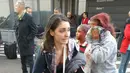 Seorang wanita tampak terburu - buru saat meninggalakn lokasi ledakan di bandara Zaventem dekat Brussels, Belgia, (22/3).Selain terjadi ledakan di Bandara, ledakan juga menghancurkan stasiun metro Maalbeek Brussels. (REUTERS/David Crunelle)
