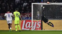Aksi penyelamatan kiper Barcelona, Marc-Andre ter Stegen saat duel lawan Lyon di Liga Champions, Selasa (19/2). (AFP/Jeff Pachoud)