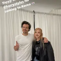 Rose saat di backstage konser Harry Styles (Instagram/roses_are_rosie)