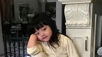 Arsy beberapa waktu lalu, terlihat keranjingan dengan membawakan lagu milik Via Vallen yang berjudul Sayang. Belakangan ini, putri pertama Anang dan Ashanty sedang mengidolakan kakaknya, Aurel Hermansyah.  (Instagram/ashanty_ash)