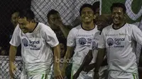 Pemain Eks Timnas, Gendut Doni, merayakan gol yang dicetaknya ke gawang Selebriti FC pada laga persahabatan pada acara Bintang Bola Anniversary di Hanggar Futsal, Jakarta, Sabtu (29/4/2017). (Bola.com/Vitalis Yogi Trisna)