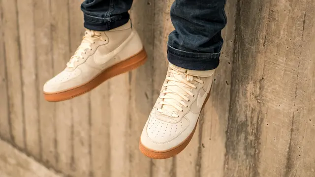 Nuansa Earth Tone dan Soft dengan Sepatu Berwarna Krem