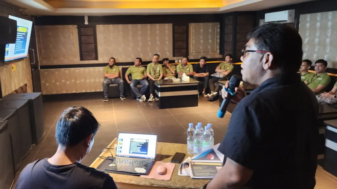 Personel Direktorat Reserse Narkoba Polda Riau sosialisasi bahaya narkoba di tempat hiburan malam dan ajak karyawan berpartisipasi dalam Pilkada.