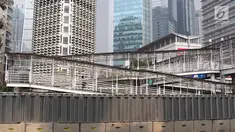 Suasana jembatan penyeberangan orang (JPO) Gelora Bung Karno, Jakarta, Kamis (3/5). Untuk mendukung penyelenggaraan Asian Games, Pemprov DKI Jakarta berencana merenovasi 12 JPO di kawasan Jalan Sudirman hingga MH Thamrin. (Liputan6.com/Immanuel Antonius)