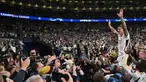 Gelandang Real Madrid, Toni Kroos (kanan) saat merayakan kemenangan bersama para suporter usai memenangi Liga Champions 2023/2024 melawan Borussia Dortmund di stadion Wembley, London, pada 1 Juni 2024. (Glyn KIRK/AFP)