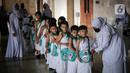 Murid TK berbaris saat mengikuti edukasi manasik haji anak di Masjid At-Tin, Jakarta, Selasa (28/2/2023). Manasik haji yang diikuti puluhan murid TK se-Kecamatan Pasar Rebo tersebut dalam rangka mengenalkan rukun Islam kelima yakni ibadah haji serta tata cara melaksanakannya kepada anak sejak usia dini. (Liputan6.com/Faizal Fanani)