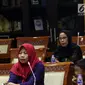 Terpidana kasus pelanggaran UU ITE sekaligus korban pelecehan seksual Baiq Nuril (tengah) berbicara dalam rapat pleno Komisi III DPR di Gedung Nusantara III, Jakarta, Rabu (23/7/2019). Baiq ingin terkabulnya amnesti menjadi hadiah untuk anaknya di Hari Anak Nasional. (Liputan6.com/JohanTallo)